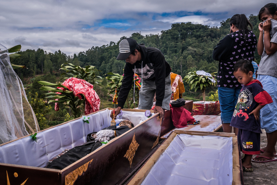 Indonesian Tribe Keep Their Deceased Relatives in Their Homes