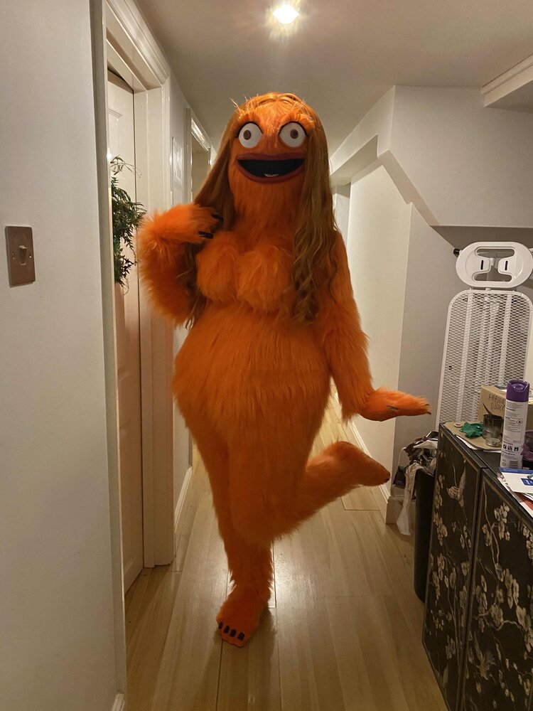 funny pics - female gritty mascot - Re