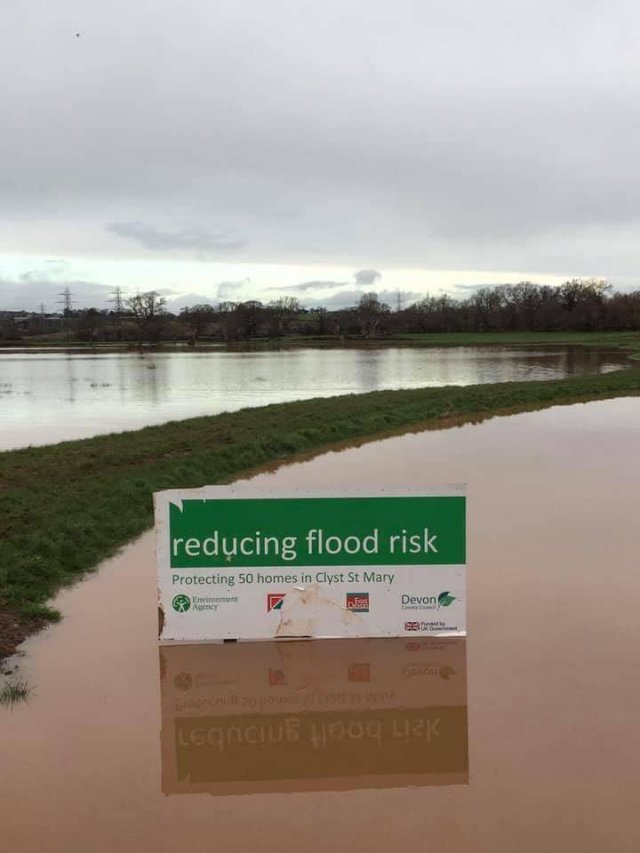 water resources - reducing flood risk Protecting 50 homes in Clyst St Mary Time Agency Devon Leqneue Hoy Lek