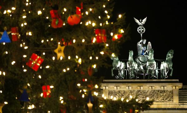  The traditional Christmas tree in front of the Brandenburg Gate is illuminated on Sunday evening, Nov. 30, 2008. (AP Photo/Markus Schreiber) 