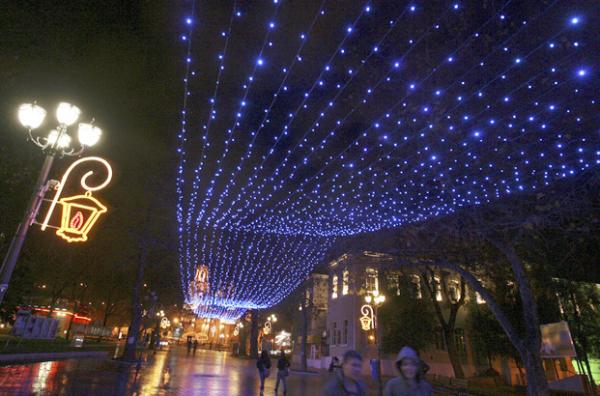  People walkunder Christmas lights decorated in the town of Varna, east of the Bulgarian capital Sofia, Tuesday, Nov. 25, 2008. (AP Photo) 