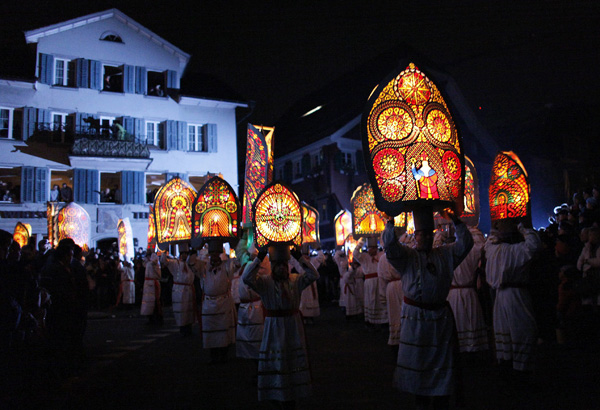  A colorful traditional St. Nicholas procession of lights threads its way through the village of Kuessnacht at the Rigi mountain in Switzerland, during the pre Christmas period, Friday, Dec. 5, 2008. (AP Photo/Keystone/Alessandro Della Bella) 