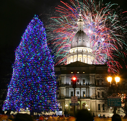  Fireworks explode over the Michigan Capitol and the official state Christmas tree following a ceremony lighting the tree, Friday, Nov. 21, 2008, in Lansing, Mich. The 65-foot spruce tree came from Negaunee in Michigan's Upper Peninsula. (AP Photo/Al Goldis) 