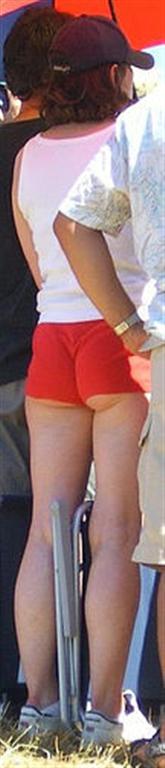 She wears short shorts