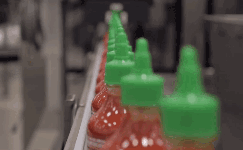 Like clockwork, out comes a steady line of that Sriracha goodness!