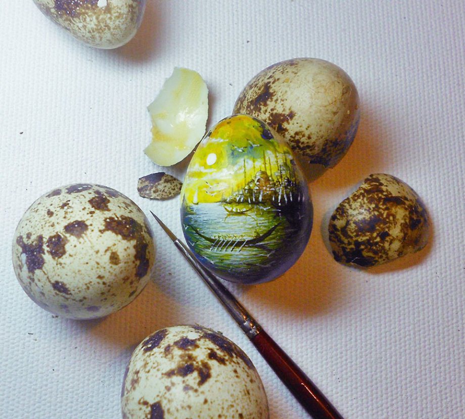 Turkish artist paints amazing things on tiny foods