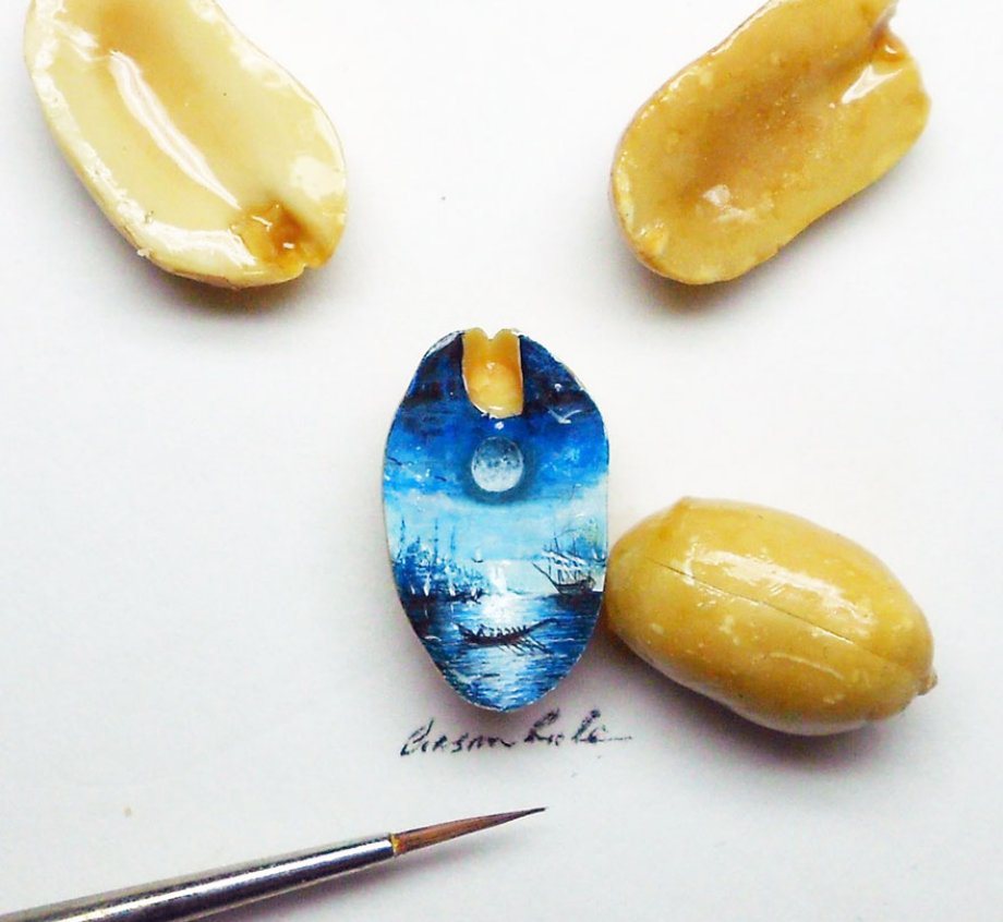 Turkish artist paints amazing things on tiny foods