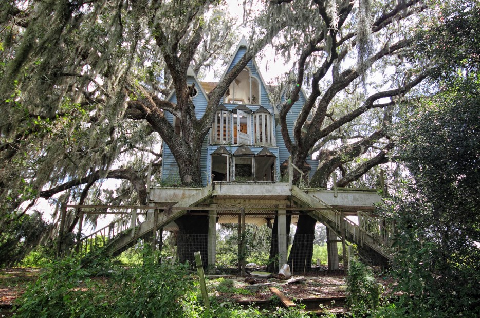 Go back in time with this Victorian-style tree house.