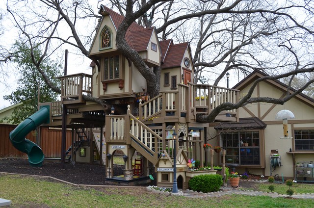 This grand house is home to two incredibly lucky children. At over 100 square feet, I'm insanely jealous of these kids.