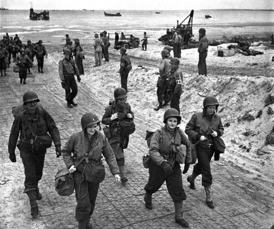 nurses landing on normandy beach