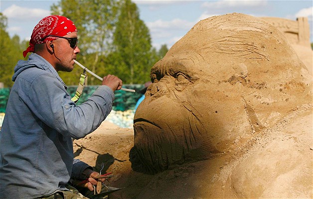 Russian sculptor Dmitry Balkamenko works on a King Kong sand sculpture during the preparations for the "My Favorite Film" thematic exhibition of sand sculptures in Russia's Siberian city of Krasnoyarsk, June 6, 2014. The exhibition was created by professional artists and students of Krasnoyarsk State Arts Institute.