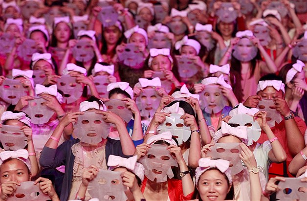 Participants get ready to apply facial masks in Taipei, Taiwan, July 28, 2013. A total of 1213 people broke the Guinness World Record by applying facial masks for 10 minutes at the same time, according to event organizers.