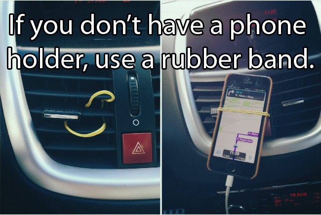 car life hack - If you don't have a phone holder, use a rubber band.