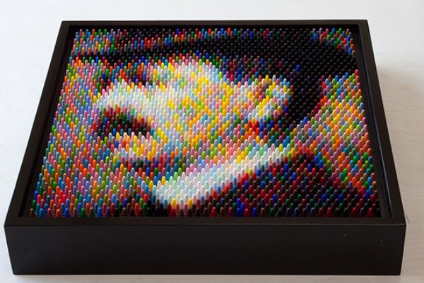 Artist creates incredible pieces using only crayons
