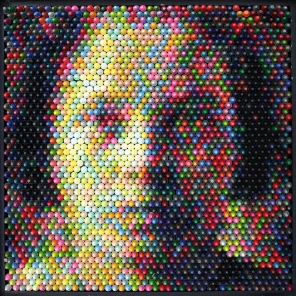 Artist creates incredible pieces using only crayons
