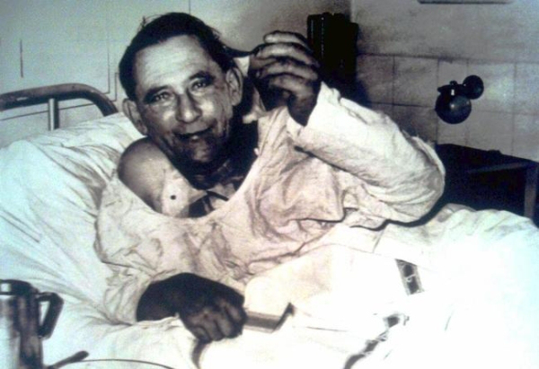 Recipient of the worlds first human heart transplant, Louis Washkansky, in Groote Schuur Hospital, Cape Town, three days after the surgery. 6 December 1967