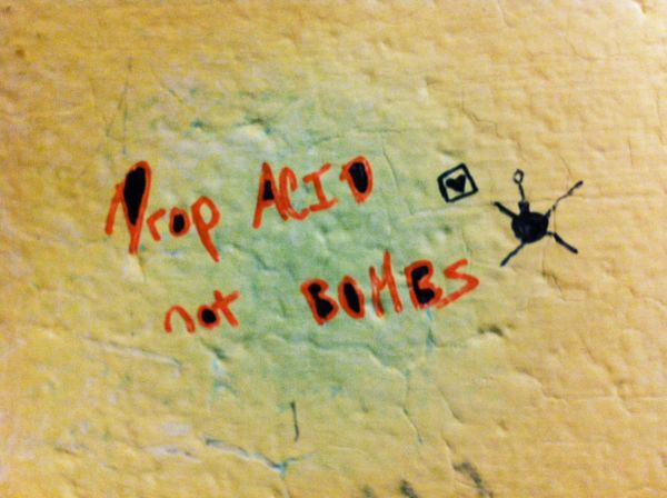 31 Perfect Bits of Bathroom Graffiti