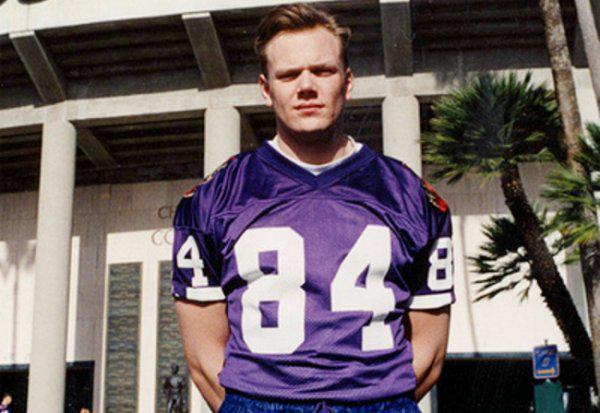 Joel McHale wasn’t a star, but he was able to walk-on and play tight end at Washington.