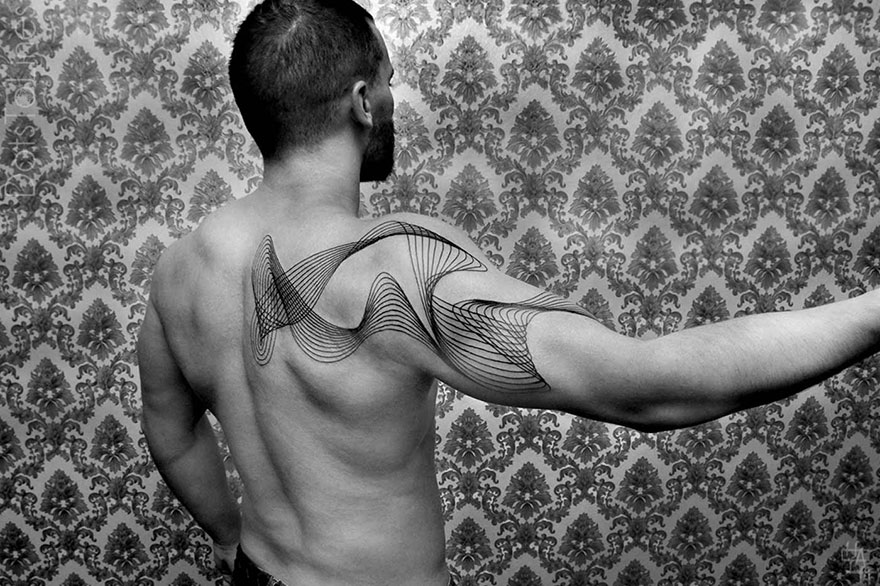 19 Geometric Tattoos that Flow off the Human Body