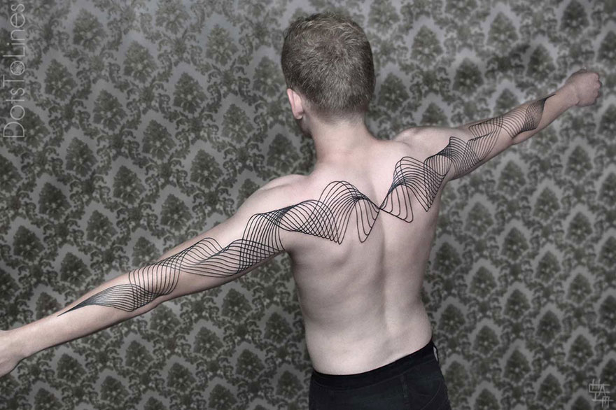 19 Geometric Tattoos that Flow off the Human Body