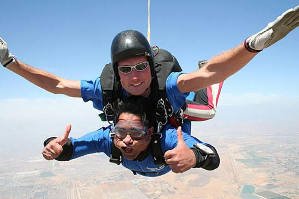 25 people looking hilarious while skydiving