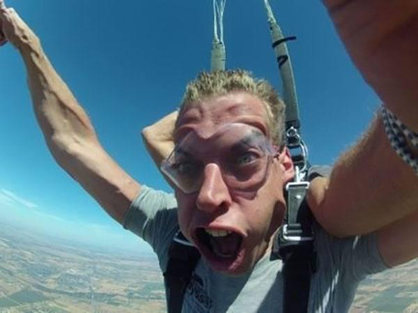 25 people looking hilarious while skydiving