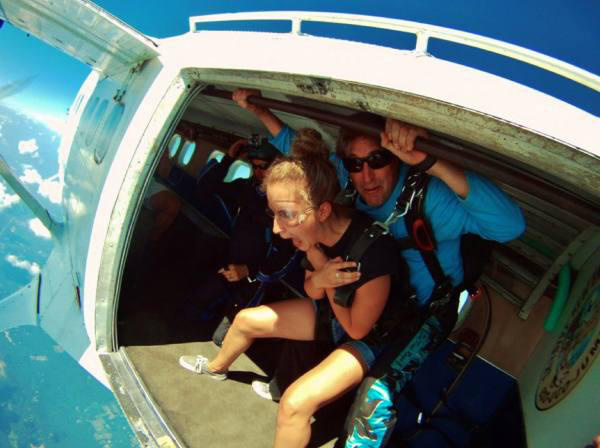 25 people looking hilarious while skydiving