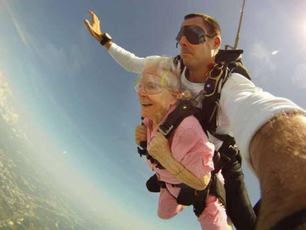 25 people looking hilarious while skydiving