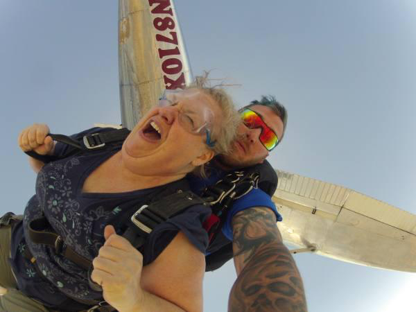 25 people looking hilarious while skydiving