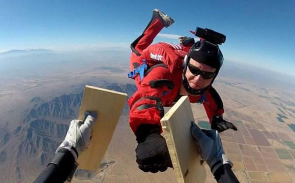 25 people looking hilarious while skydiving