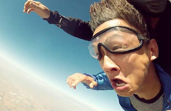 25 people looking hilarious while skydiving