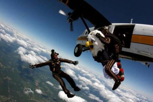 25 people looking hilarious while skydiving