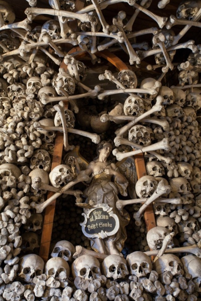 The church is decorated with the bones of more than 3,000 people. They include casualties of the Thirty Years' War (1618 - 1648) and the Silesian Wars (1740 - 1763). It also contains the bones of those who perished in various epidemics of cholera, plague, and syphilis, as well as those who died of starvation. From 1776 to 1804, Tomaszek collected the bones of the dead, cleaned them, and arranged them carefully all over the chapel, completely covering the walls and ceilings with skulls and leg bones.