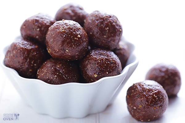 Oatmeal, nuts, and flaxseeds rolled with Nutella make delicious and healthy energy bites.