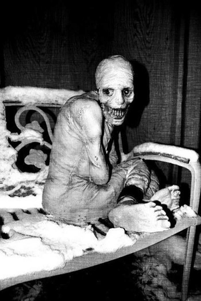 21 Creepy Black and White Photos That Will Give You Nightmares