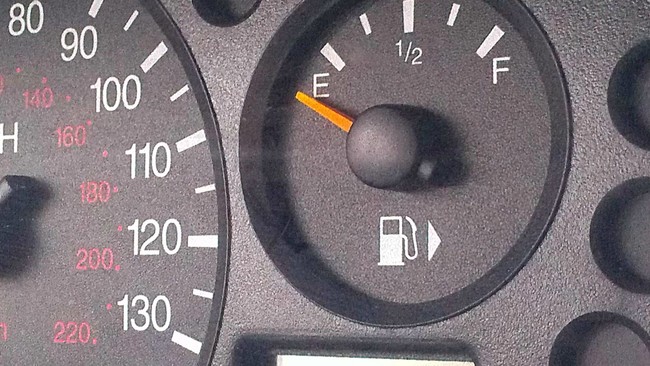 If you forget where your gas tank is, the arrow on the gauge tells you if it's on the left or right side of the car.