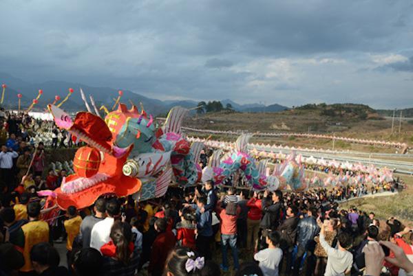 Villagers perform the annual “dragon march” to celebrate the Lantern Festival in Gutian township, China, on February 6, 2012. The marching dragon, made of paper and bamboo connected by wood planks, set the new Guinness World Record of the longest parade float with 2596.8 feet, according to local media.