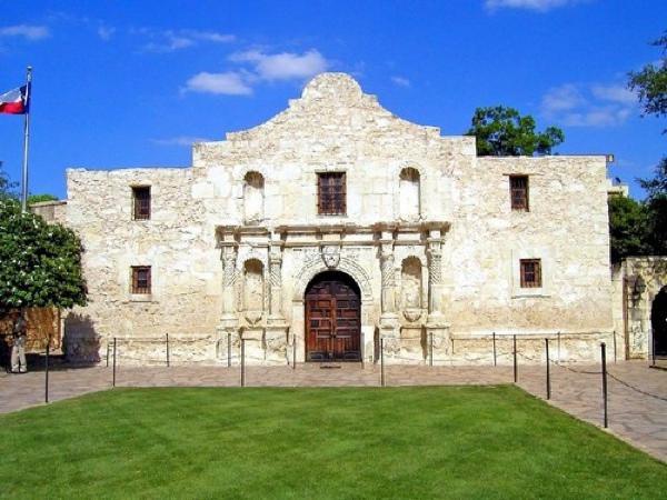 The Lost Treasure of the Alamo.
You know the story of the Alamo. Its one of the most memorable battles in American history. Jim Bowie and Davey Crockett were two of 188 men who fought of the powerful Mexican army of Santa Ana and died doing so. One thing that I bet you don’t know is the legend of the gigantic San Saba Treasure, supposedly buried somewhere on the grounds of the Alamo.
The treasure is said to contain millions of dollars of gold, silver and religious artifacts that were initially supposed to be used to build an army and pay for the upcoming war. Not a single trace of the massive fortune has ever been found.