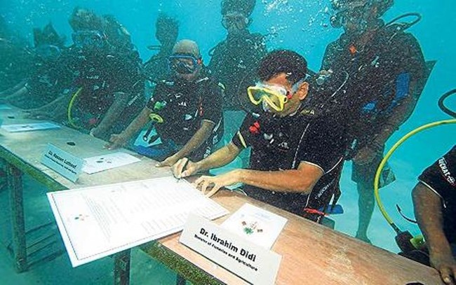 Government Meetings: President Mohamed Nasheed of the Maldives held an underwater cabinet meeting to discuss climate change and its effect on oceans.