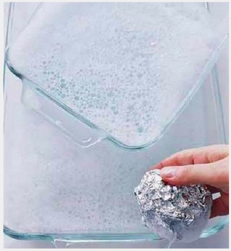 Clean glass bakeware with tin foil