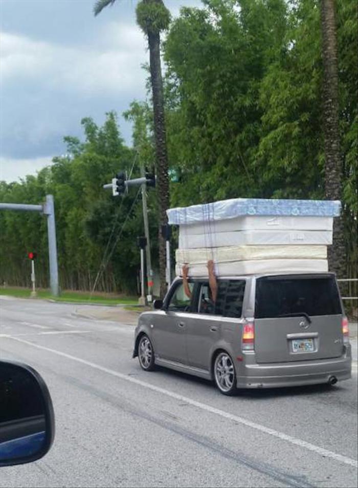 27 funny things spotted while driving