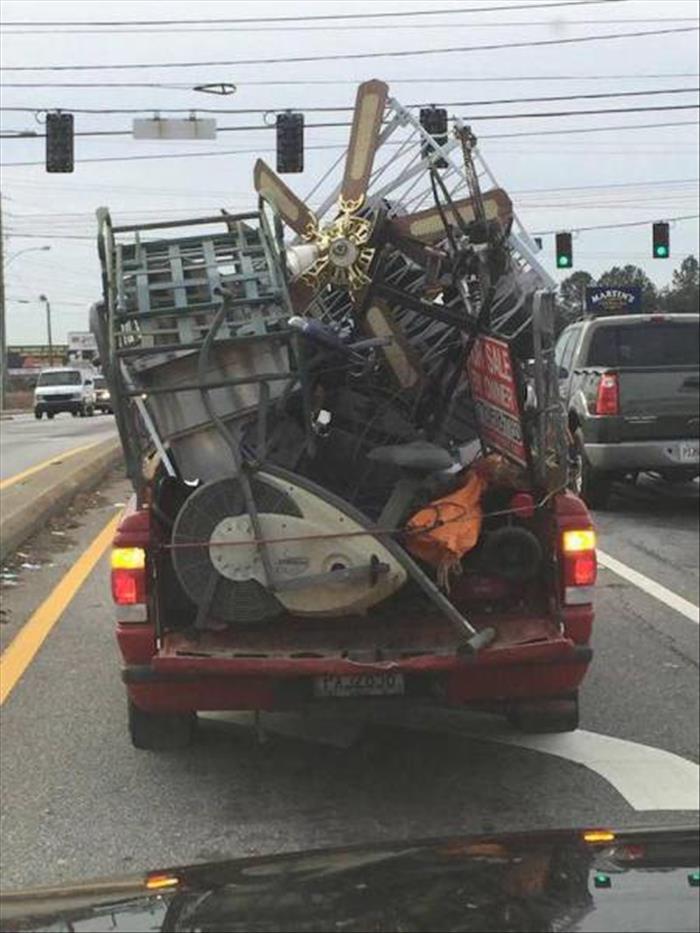 27 funny things spotted while driving