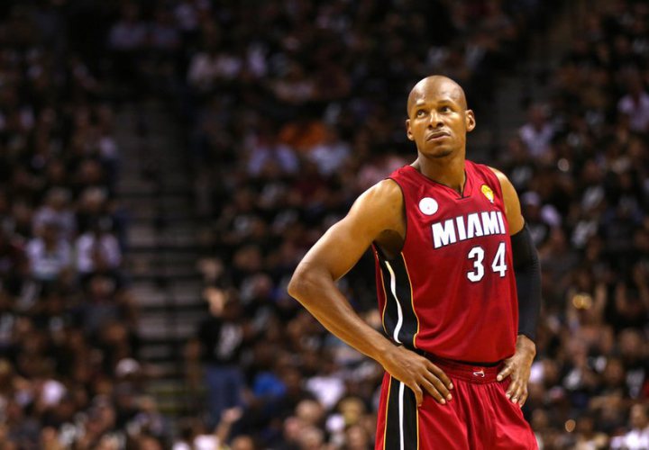 Ray Allen : Another member of Boston’s recent ‘Big Three’, recently retired Ray Allen is well-known for his meticulous preparation before games. Allen naps from 11:30 am to 1:00 pm, then has a meal of chicken and rice an hour and a half later, and a quick head shave before heading to the basketball court at 3:30 pm to get through his rigorous shooting regime. With shots like this, you can’t blame him.
