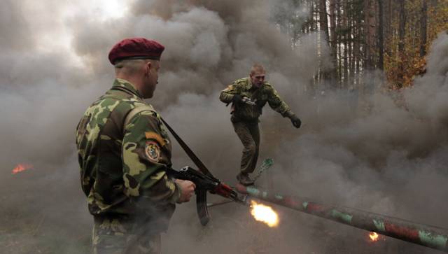 In Belarus, servicemen must pass through an extensive and difficult obstacle course before becoming members of the elite "Red Berets."