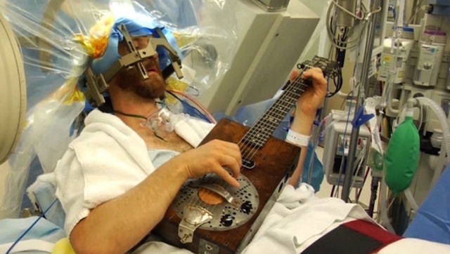 Someone Can Be Poking And Stabbing Your Brain And You'd Never Know It. What's this guy up to? Nothing much. Just playing guitar and singing while doctors perform surgery on his freakin' brain. True story. How is this possible? It's because your brain has no pain receptors and can't really feel anything. Your head has plenty of them (please don't test that), but once you get to the actual brain -- nothing. Patients -- like this guy -- are sometimes kept awake during brain surgery for reasons that will just confuse you.