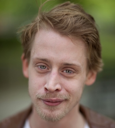 In the hilarious Home Alone series Macaulay Culkin became a household name. He then sustained childhood success in a number of family films during the 90s. Even though he dated the incredibly gorgeous Mila Kunis for a long period, Culkin’s drug use has aged him considerably from the fresh-faced star he once was. Now aged 34, Culkin can be seen touring with his comedy rock band Pizza Underground.