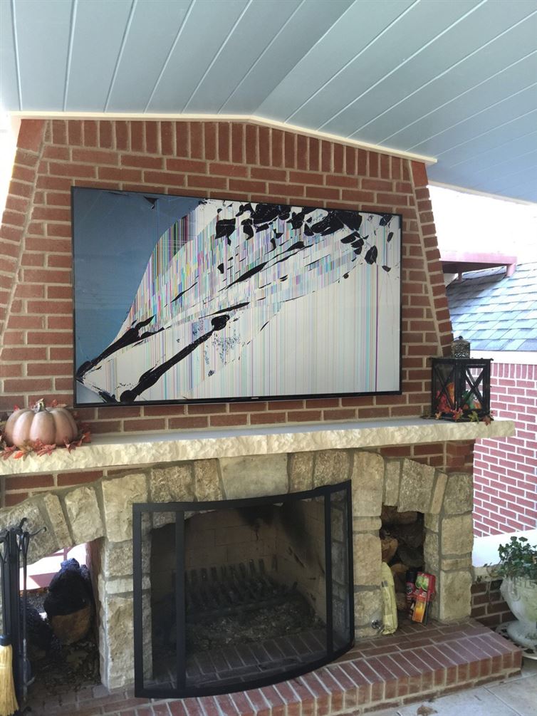 This guy was house-sitting for his uncle and Photoshopped the brand new TV broken.
