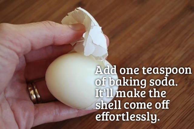 life hacks tips - Add one teaspoon of baking soda. It'll make the shell come off effortlessly.