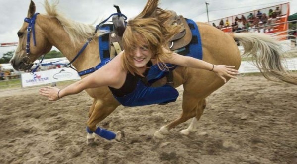 15 Most Perfect Timed Photos Captured When You Least Expect Them To