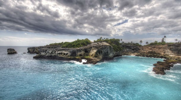 A Singaporean man died after falling off a cliff and into the sea while attempting to take a selfie on Nusa Lembongan Island, off the southeast coast of Bali. Mohamed Aslam Bin Shahul, twenty-one, died while on vacation with eight of his closest friends.